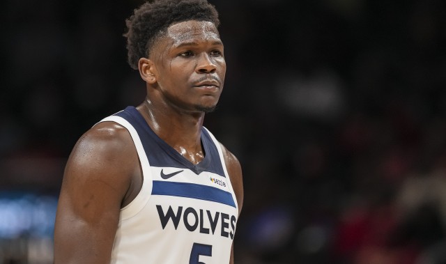 关键球突破文班抛投！爱德华兹：他太高了 如果跳投肯定会被他帽~